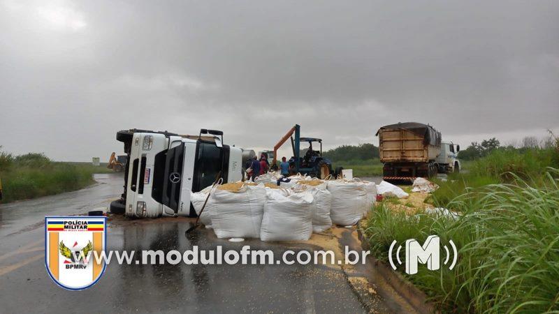 Caminhoneiro fica ferido após carreta tombar no trevo da BR-146 com a MG-187 em Serra do Salitre