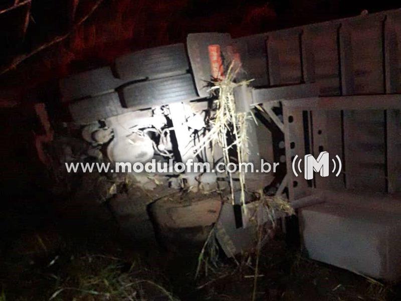 Carreta carregada com biscoito tomba após quebrar barra de direção na BR-365