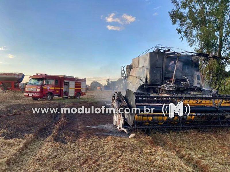 Colheitadeira pega fogo e fica destruída em Macaúbas de Baixo