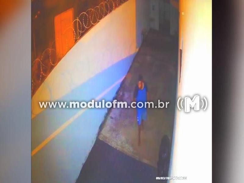 Comerciante divulga imagens de arrombamento e furto em estabelecimento e pede ajuda para identificar criminoso