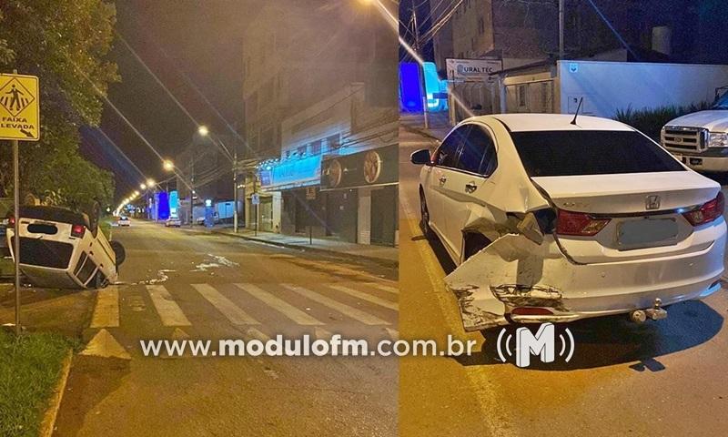 Condutor embriagado colide na traseira de veículo capota e acaba preso
