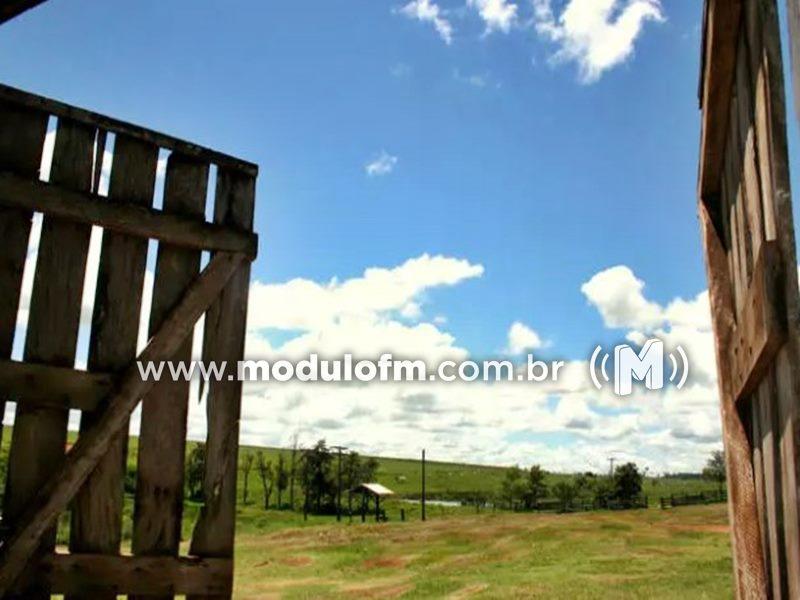 Criminosos invadem fazenda e levam equipamentos, implementos agrícolas e café a granel em Patrocínio