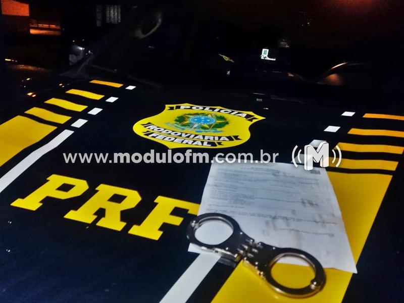 Foragido da Justiça por homicídio é preso durante abordagem na BR-365