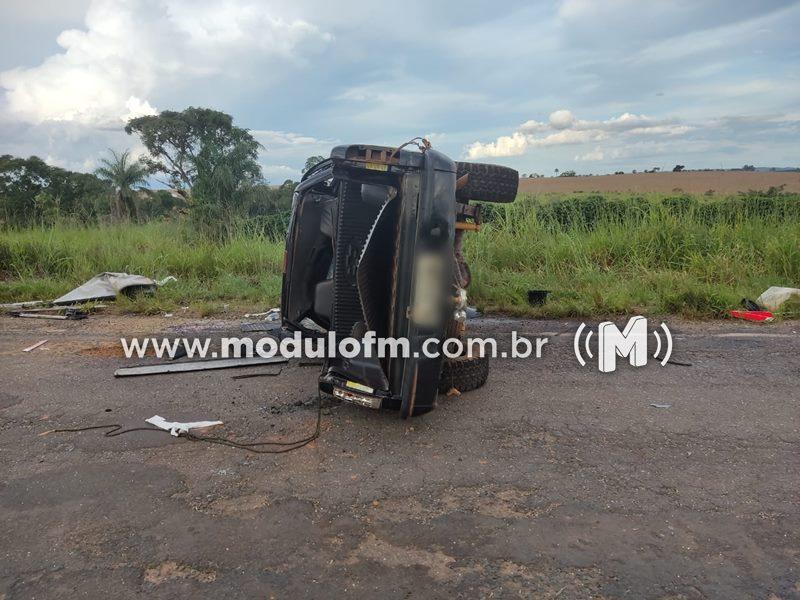 Imagem 1 do post Mulher é entubada em UTI após sofrer grave acidente com caminhonete na MGC-462 em Patrocínio