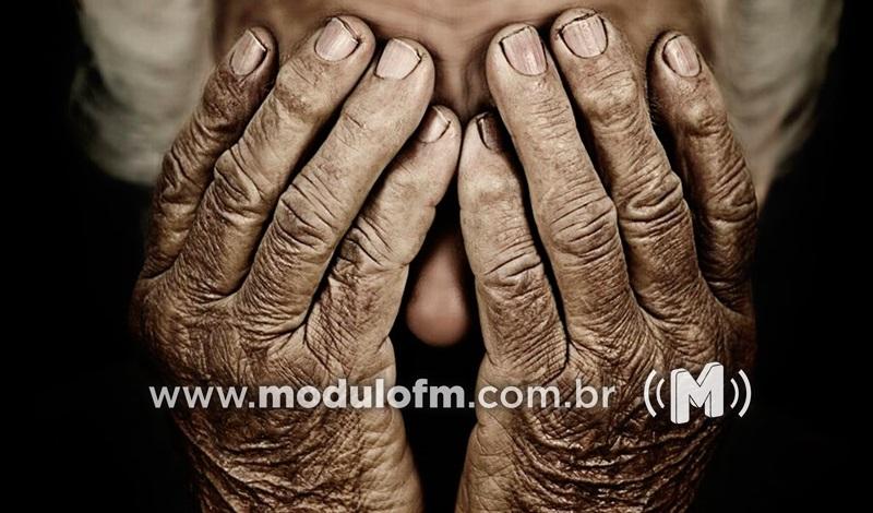Jovem sufoca avó de 81 anos para roubar aliança de ouro e dinheiro em Patrocínio