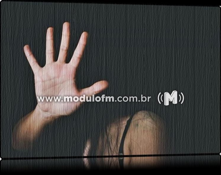Mãe pede para amigos da filha não usarem drogas e acaba agredida com pedaço de madeira