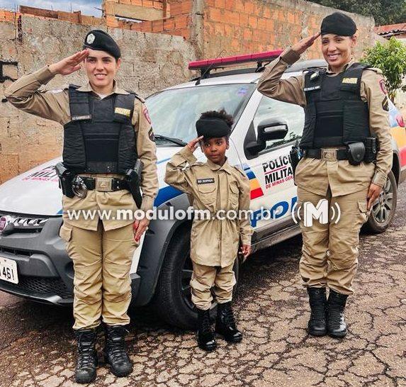 Menina de 5 anos ganha farda e realiza o sonho de ser PM em Patrocínio