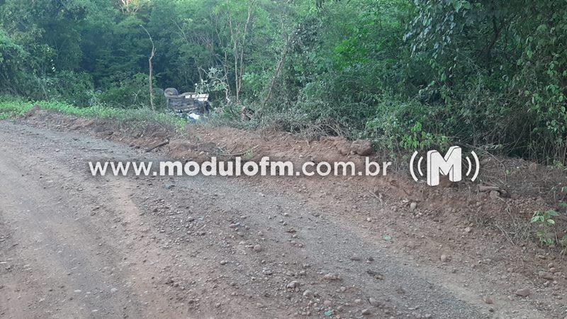 Imagem 1 do post Patrocinense morre preso às ferragens após caminhão carregado com adubo tombar na LMG 698 em João Pinheiro