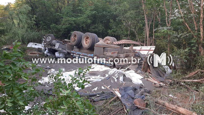 Imagem 2 do post Patrocinense morre preso às ferragens após caminhão carregado com adubo tombar na LMG 698 em João Pinheiro