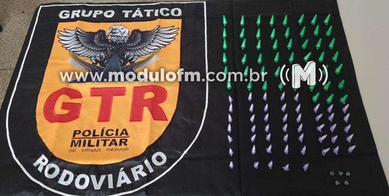 Polícia apreende mais de 100 pinos de cocaína que estavam dentro de ônibus na BR-146 em Serra do Salitre