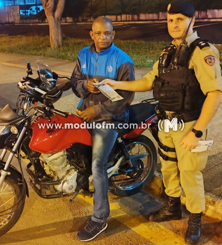 Polícia Militar distribui panfleto com dicas de segurança em Patrocínio