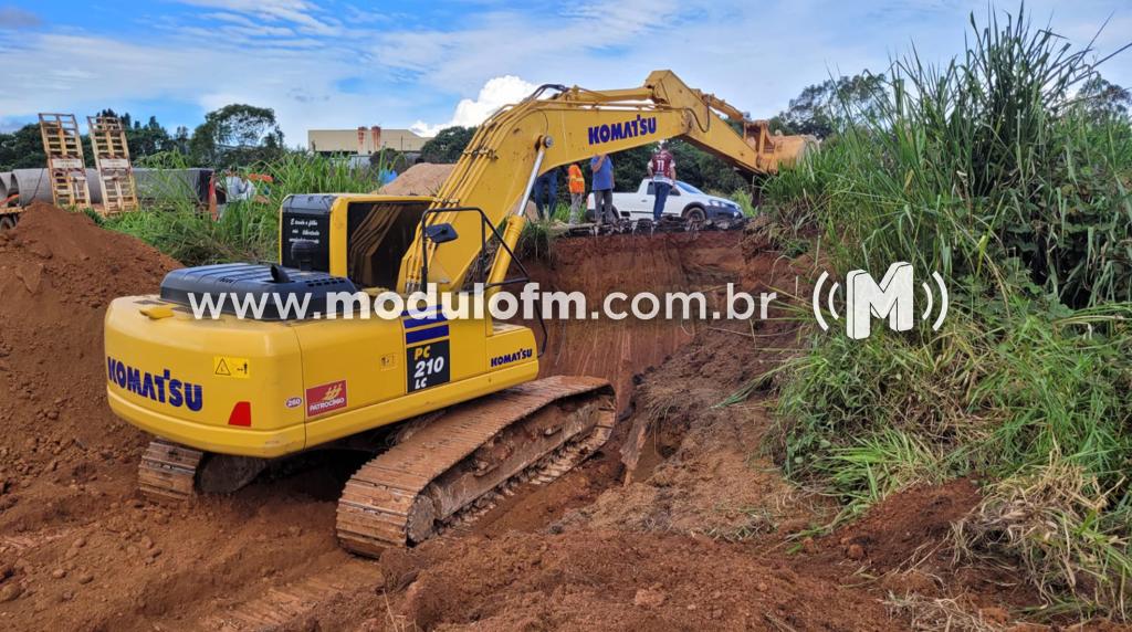 Prefeitura segue trabalhando na BR 365 para esgotar represa