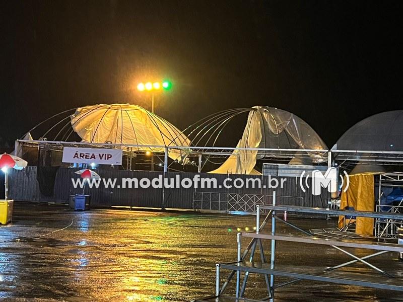 Imagem 1 do post Temporal destrói estrutura, e show de Guilherme e Santiago é cancelado em Guimarânia