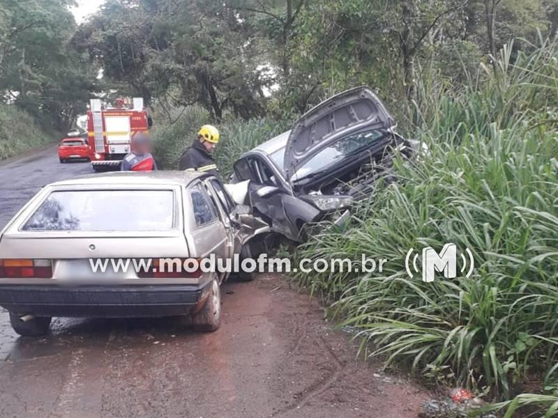 Batida frontal entre dois carros deixa duas crianças e dois adultos feridos na MG-230 em Patrocínio