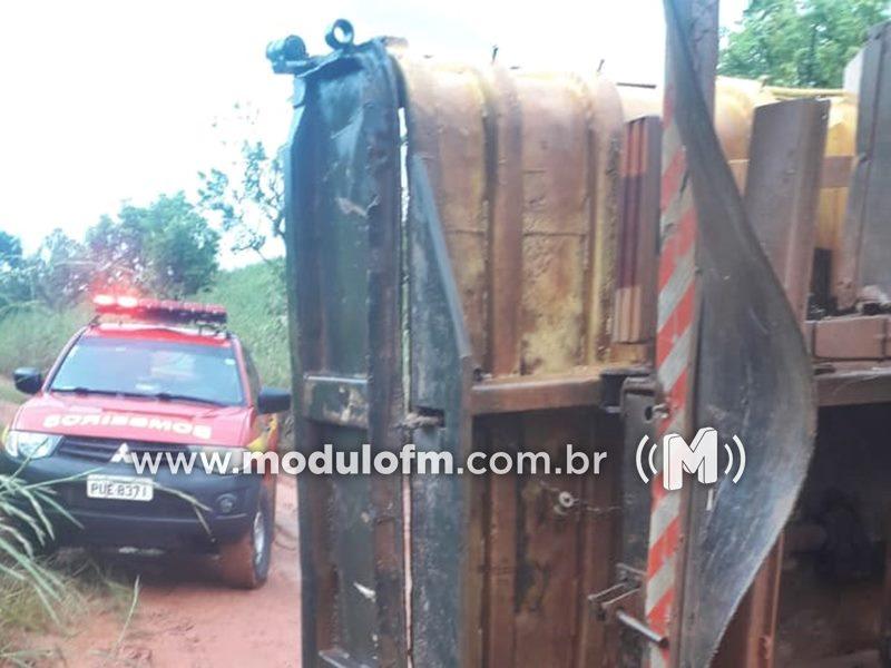 Caminhão tomba e deixa motorista ferido na BR-365 em Patrocínio
