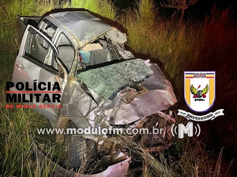 Caminhonete cai em valeta e oito pessoas ficam feridas na BR-146 em Serra do Salitre