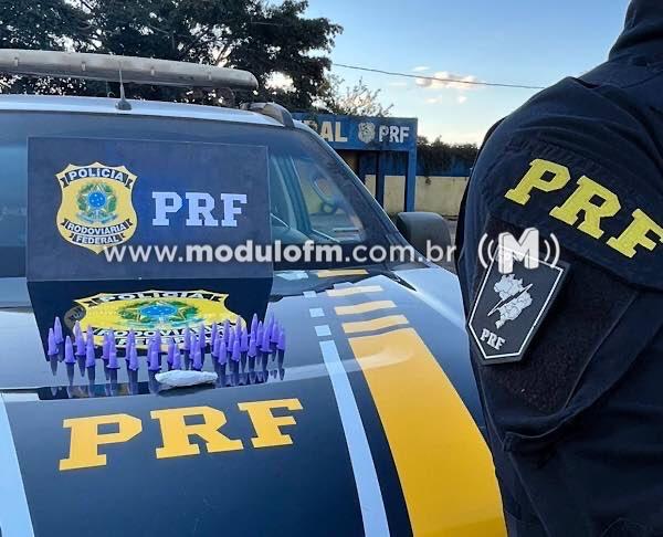 Passageiro de ônibus é preso com quase de 50 pinos de cocaína na BR-365