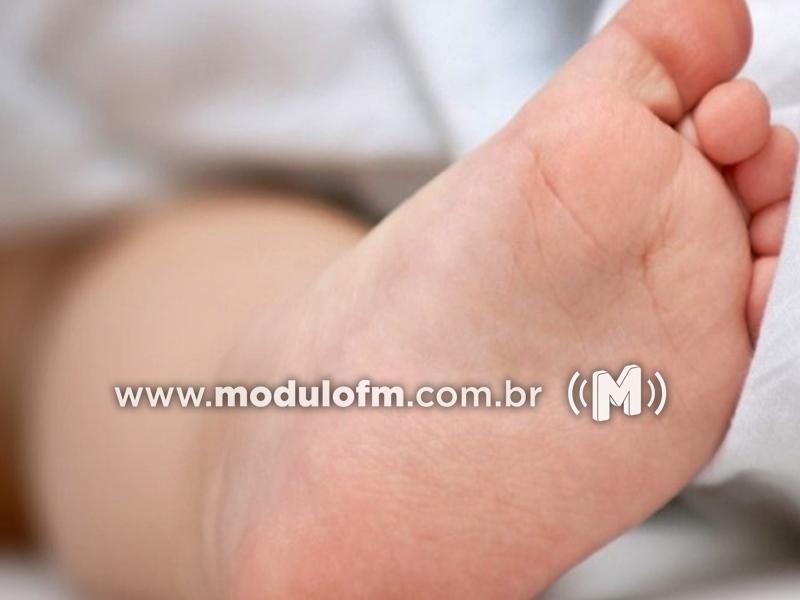 Bebê de um mês tem pernas quebradas e clavícula fraturada; pais são presos por suspeita de agressão