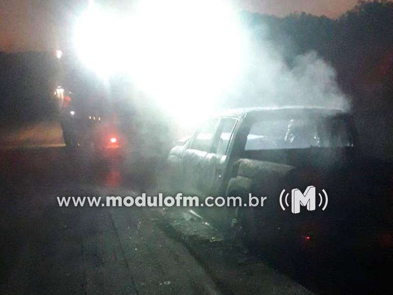 Camionete Amarok fica destruída após pegar fogo na BR-365 em Patrocínio