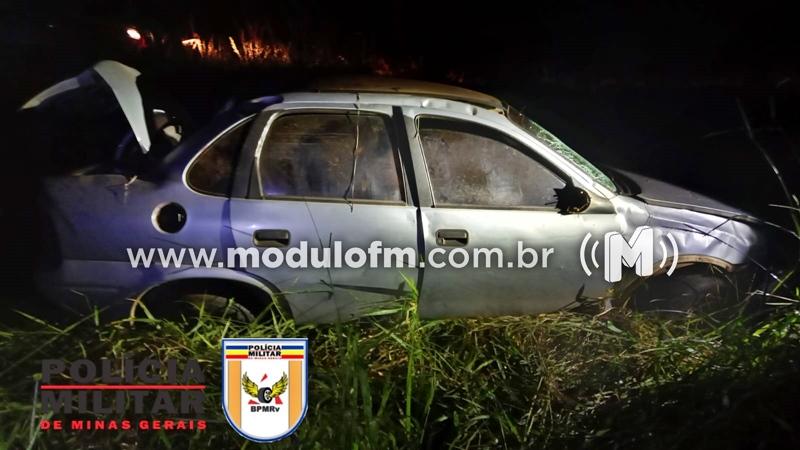 Carro capota e deixa três pessoas feridas na MGC-462 em Patrocínio