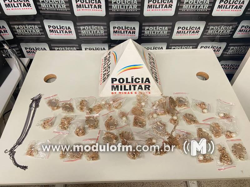 Homem é preso pela PM com bijuterias de origem...