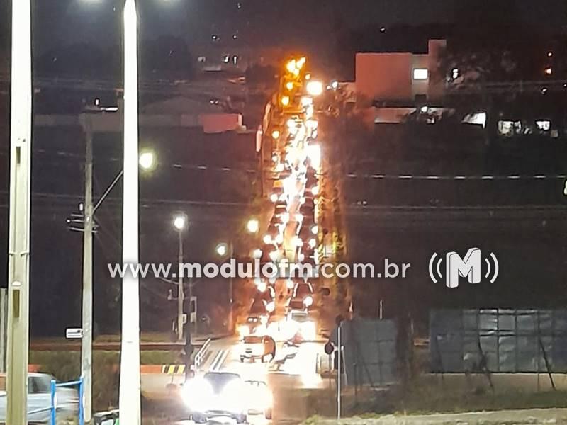 Intervenções na Avenida do Catiguá causam transtornos no trânsito e população pede por ajuda