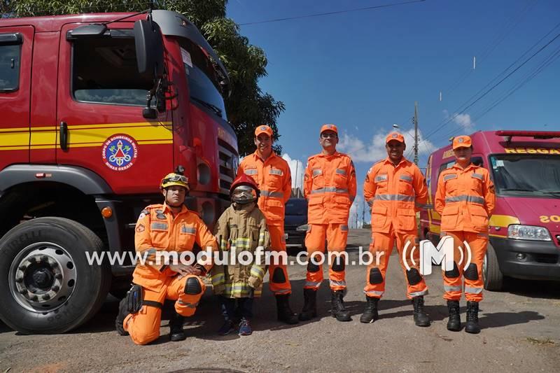 Imagem 1 do post Menino de sete anos realiza sonho ao ganhar presente especial dos Bombeiros em Patrocínio