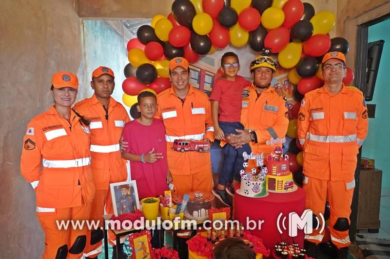 Imagem 2 do post Menino de sete anos realiza sonho ao ganhar presente especial dos Bombeiros em Patrocínio