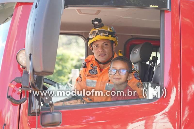Imagem 3 do post Menino de sete anos realiza sonho ao ganhar presente especial dos Bombeiros em Patrocínio