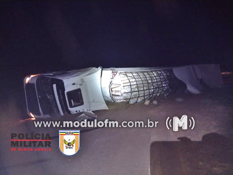 Motorista fica ferido após carreta tombar na BR-146 em Serra do Salitre