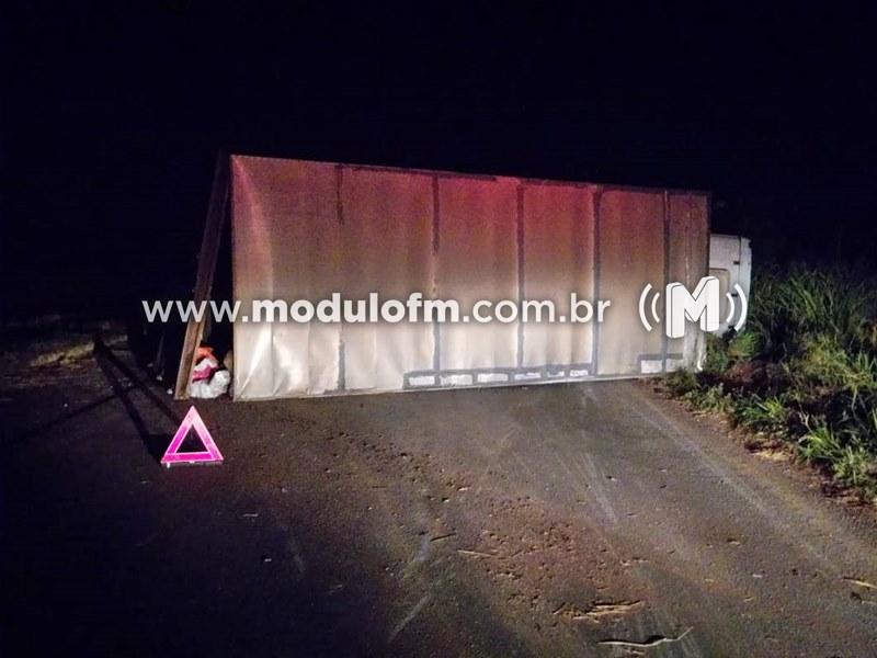 Motorista perde controle de caminhão e veículo tomba no trevo da BR-146 com a MG-187 em Serra do Salitre