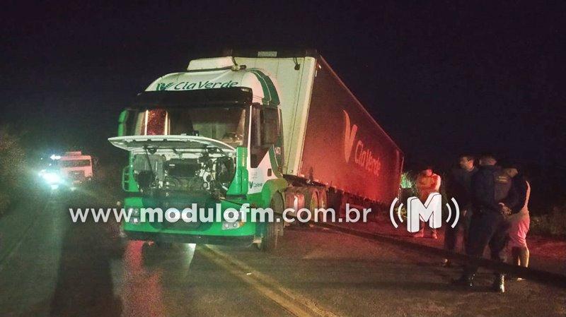 Motorista tenta manobrar carreta e veículo fica atravessado na BR-365