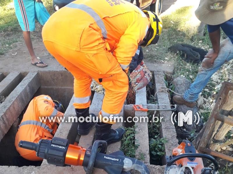 Mulher é resgatada pelos bombeiros após ficar presa em mata-burro na comunidade de Samambaia zona rural de Patrocínio