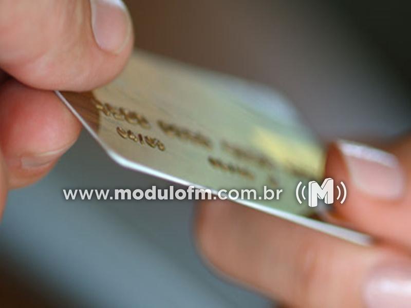 Mulheres trocam cartão de cliente em agência bancária de Patrocínio