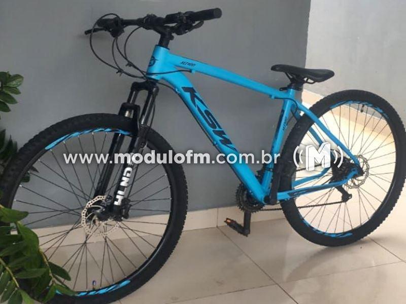 Polícia tenta identificar e prender suspeito de furtar bicicleta em Patrocínio