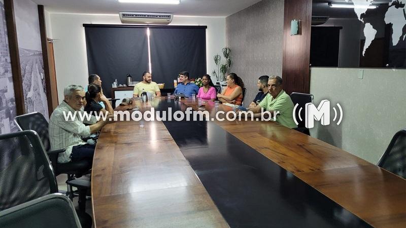 Presidente da Câmara realiza reunião com comerciantes de trailers da praça Santa Luzia
