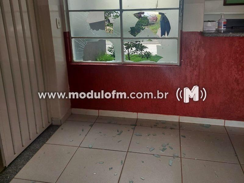 Tumulto em unidade de saúde de Patrocínio resulta em quebra de vidraças e intervenção policial