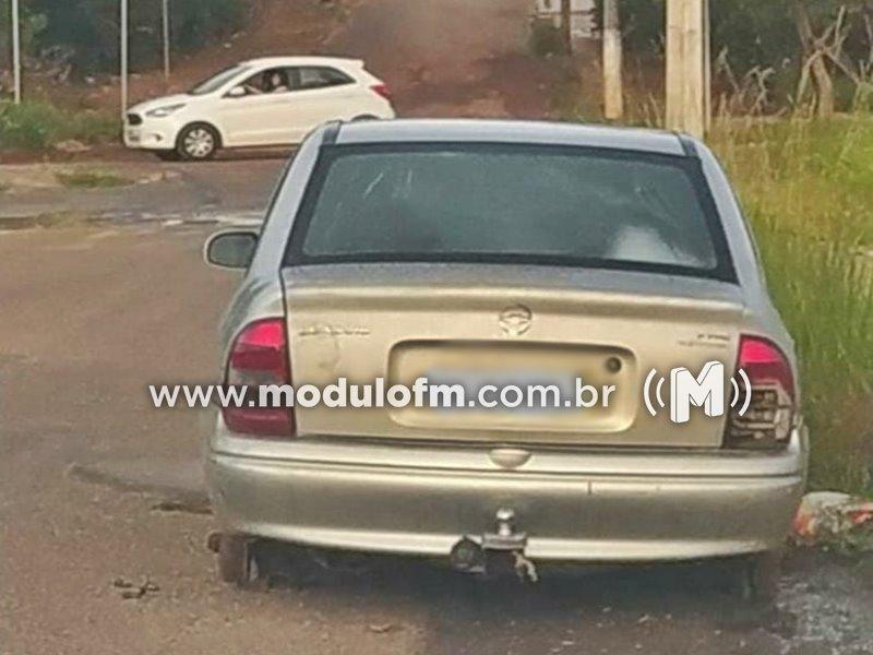 Veículo furtado durante a madrugada é encontrado abandonado e sem rodas em Patrocínio