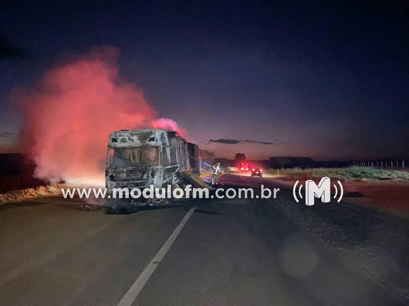 Bitrem carregado com farelo de soja pega fogo e fica destruído na MG-187