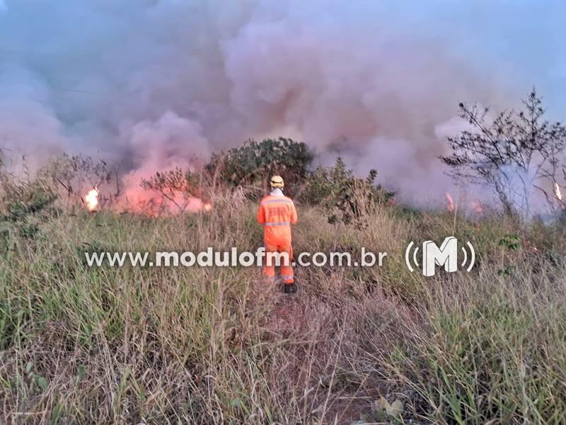 Incêndio florestal de grandes proporções é controlado após sete horas de trabalho dos Bombeiros em Patrocínio