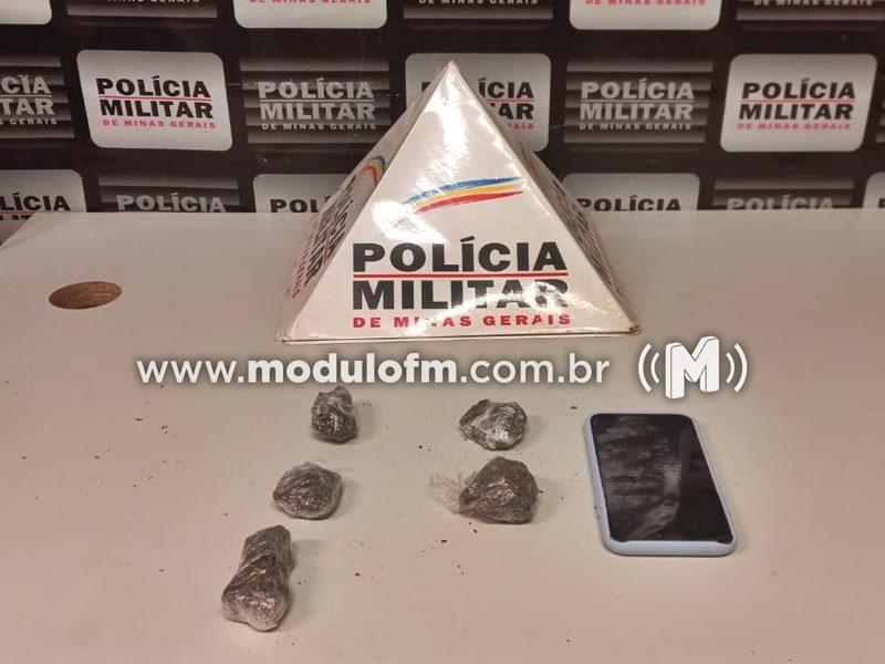 Jovem de 20 anos é preso por suspeita de...