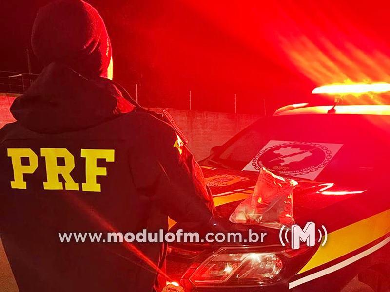Jovem é preso por tráfico de drogas após tentar fugir da Polícia Rodoviária Federal na BR-365