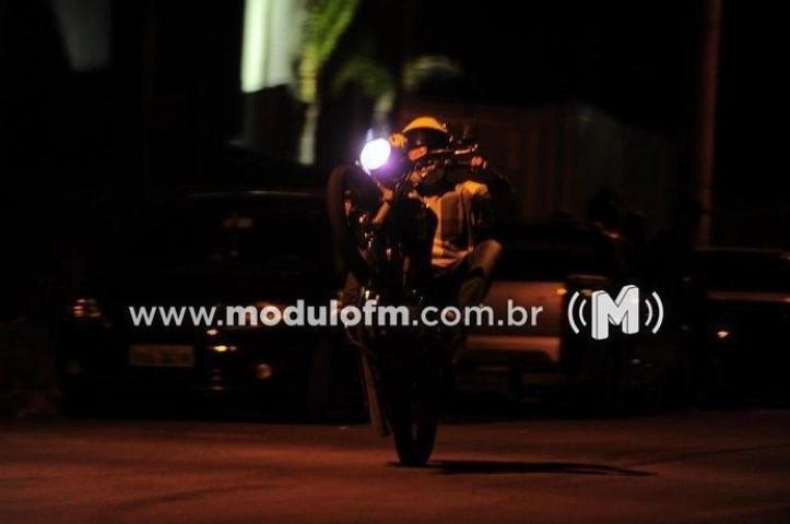 Jovem inabilitado é flagrado após empinar moto em frente a viatura da PM em Patrocínio