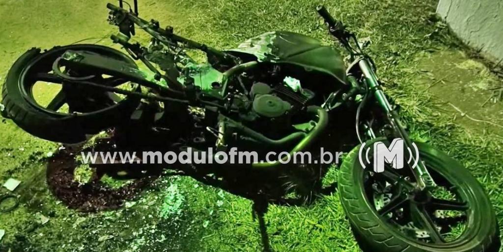 Menores exibem moto furtada sendo incendiada nas redes sociais e acabam apreendidos em Patrocínio