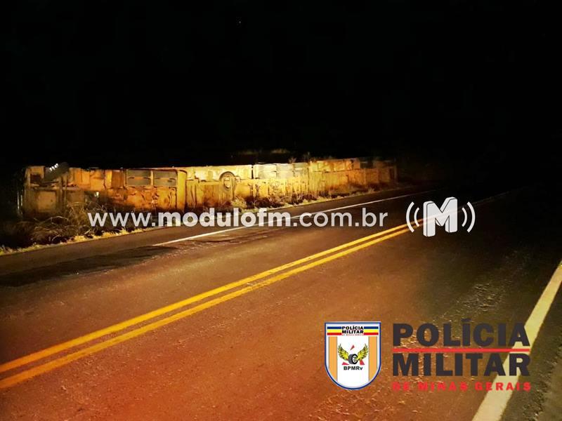 Motorista fica ferido em acidente com carreta carregada de farelo de soja na MG-187 em Serra do Salitre