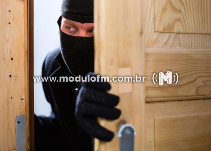 Residência é invadida e botijão de gás é furtado no bairro São Benedito