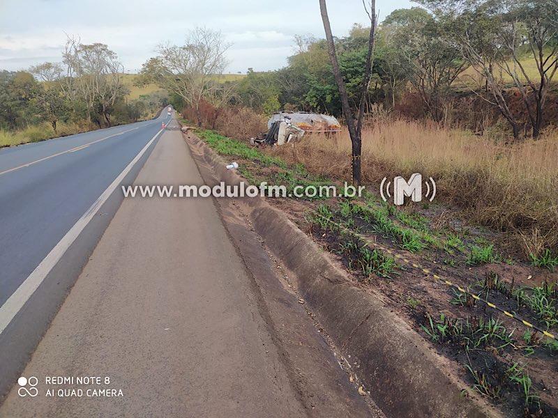 Imagem 3 do post Tragédia na BR-365: Caminhoneiro perde a vida em acidente ao desviar de árvore caída na pista