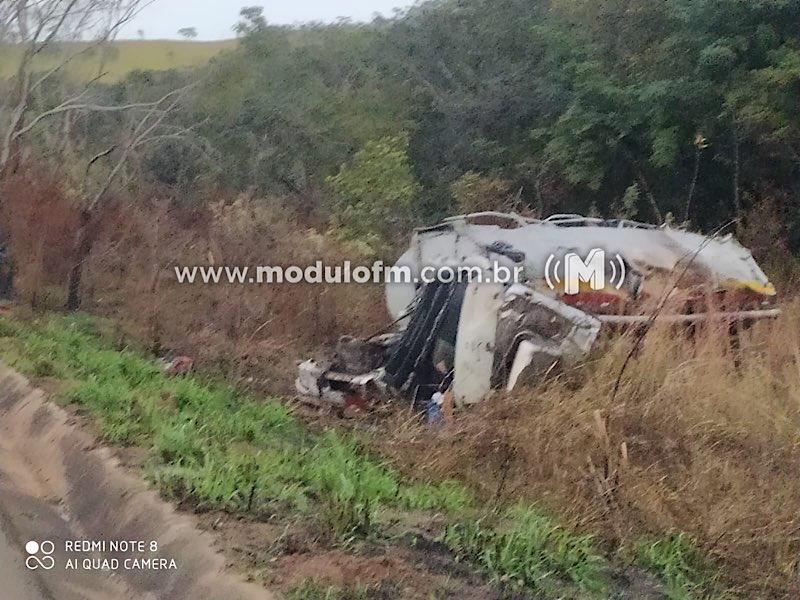 Imagem 14 do post Tragédia na BR-365: Caminhoneiro perde a vida em acidente ao desviar de árvore caída na pista