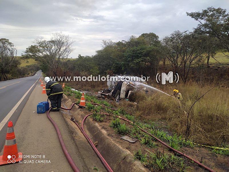 Imagem 8 do post Tragédia na BR-365: Caminhoneiro perde a vida em acidente ao desviar de árvore caída na pista