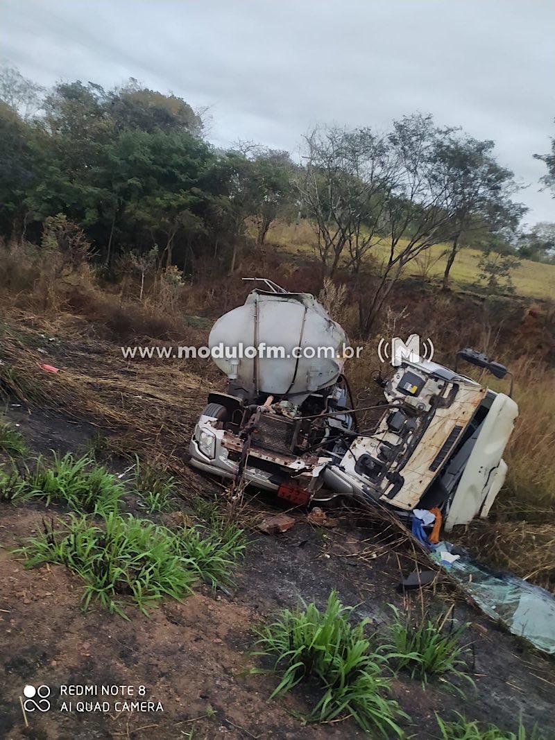 Imagem 10 do post Tragédia na BR-365: Caminhoneiro perde a vida em acidente ao desviar de árvore caída na pista